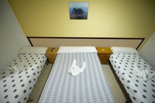 Imagen de la habitación del Hostal La Campana, La L&iacute;nea de la Concepcion. Foto 8