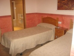 Imagen de la habitación del Hostal La Corte, Castell&oacute;n de la Plana. Foto 2