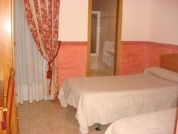 Imagen de la habitación del Hostal La Corte, Castell&oacute;n de la Plana. Foto 3