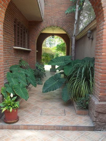 Imagen de los exteriores del Hostal La Encantada. Foto 8