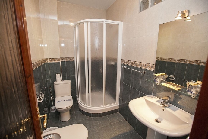 Imagen de la habitación del Hostal La Ermita, Nerja. Foto 6