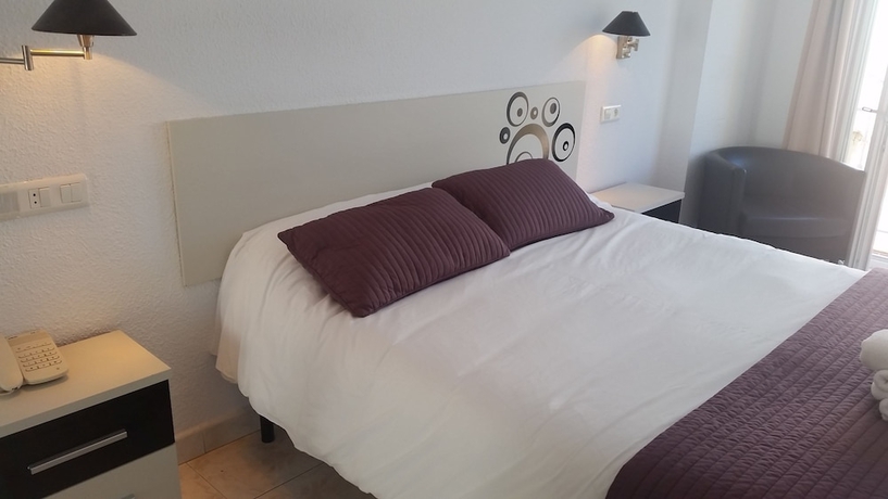 Imagen de la habitación del Hostal La Ermita, Nerja. Foto 10