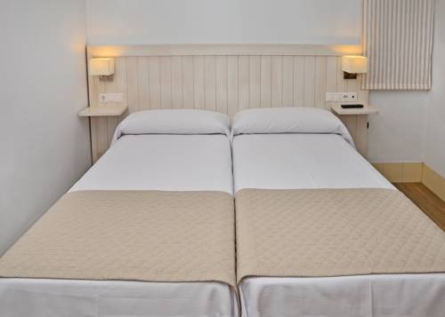 Imagen de la habitación del Hostal La Fonda, Conil de la Frontera. Foto 8