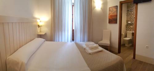 Imagen de la habitación del Hostal La Fonda, Conil de la Frontera. Foto 9