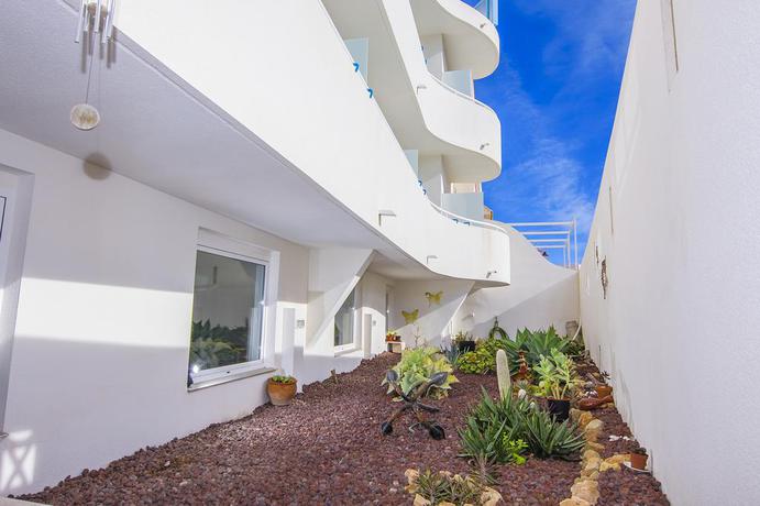 Imagen de los exteriores del Hostal La Isla, Carboneras. Foto 13