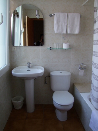 Imagen de la habitación del Hostal La Isla, Mahon. Foto 2