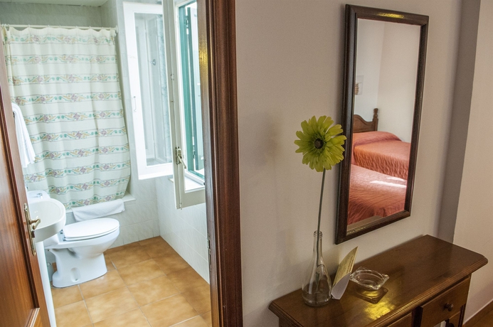 Imagen de la habitación del Hostal La Isla, Mahon. Foto 5