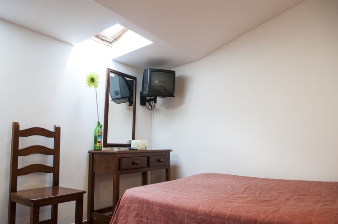 Imagen de la habitación del Hostal La Isla, Mahon. Foto 7