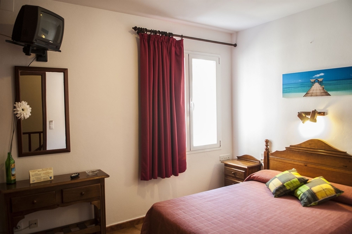 Imagen de la habitación del Hostal La Isla, Mahon. Foto 8