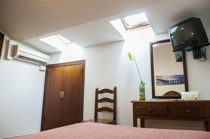 Imagen de la habitación del Hostal La Isla, Mahon. Foto 11