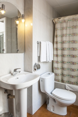 Imagen de la habitación del Hostal La Isla, Mahon. Foto 12