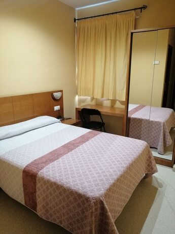 Imagen de la habitación del Hostal La Isla, Montijo. Foto 17