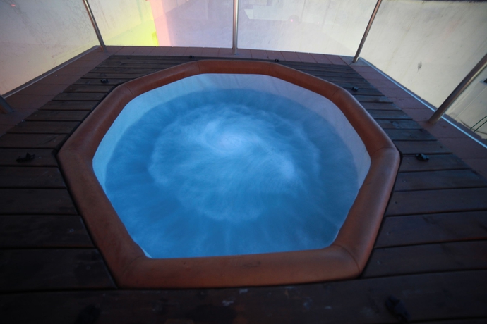 Imagen de la piscina del Hostal La Joyita De Tarifa. Foto 22