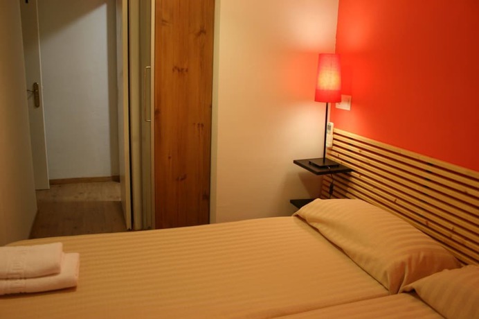 Imagen de la habitación del Hostal La Lluna. Foto 6