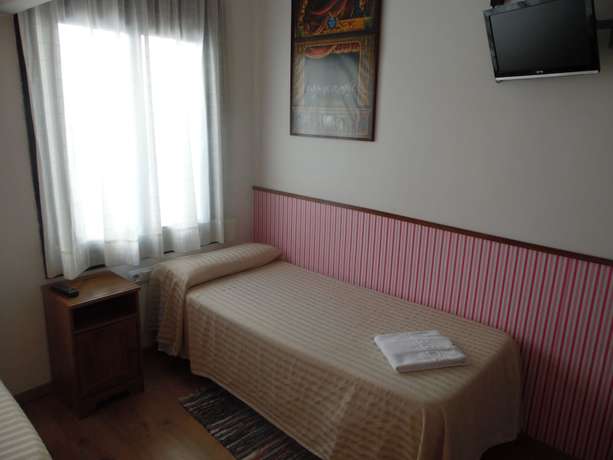 Imagen de la habitación del Hostal La Lluna. Foto 8