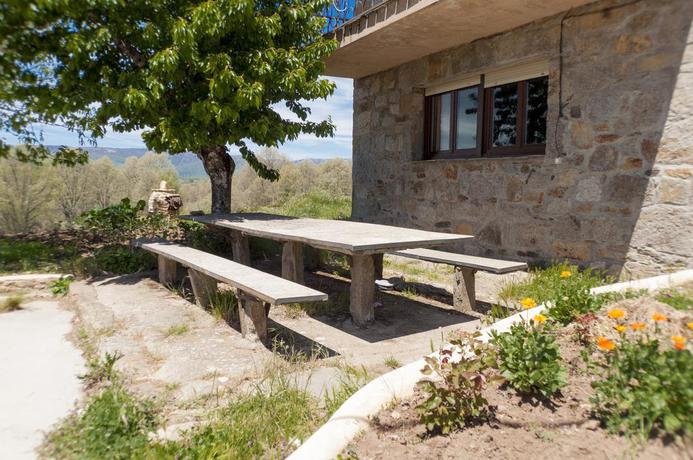 Imagen de los exteriores del Hostal La Majada. Foto 13