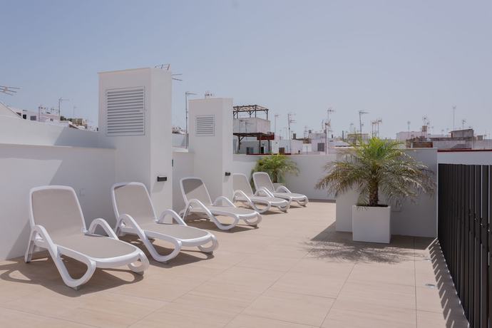 Imagen de los exteriores del Hostal La Mina, Conil de la Frontera. Foto 12