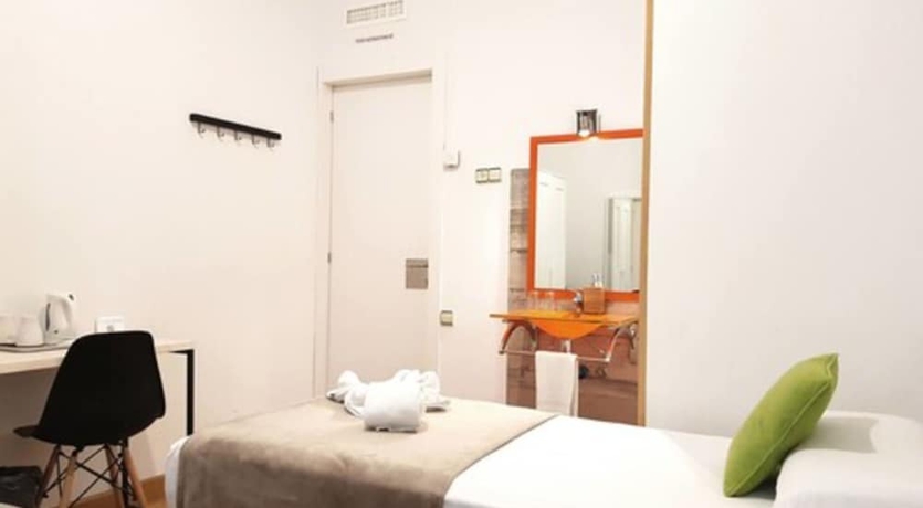 Imagen de la habitación del Hostal La Palmera, Las Ramblas. Foto 17