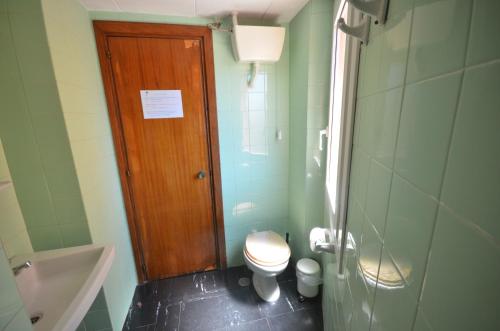 Imagen de la habitación del Hostal La Palmera, Torremolinos. Foto 9