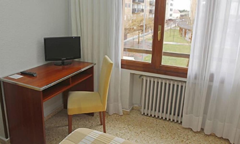 Imagen de la habitación del Hostal La Parrilla, Tudela. Foto 9