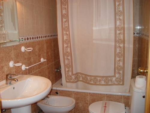 Imagen de la habitación del Hostal La Paz, Ossa de Montiel. Foto 5