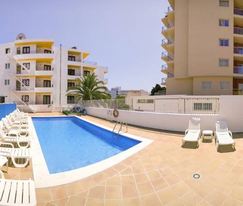 Imagen de la piscina del Hostal La Perla, Playa es Caná. Foto 26