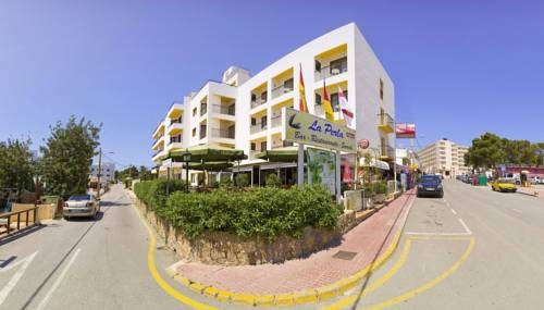 Imagen de los exteriores del Hostal La Perla, Playa es Caná. Foto 24