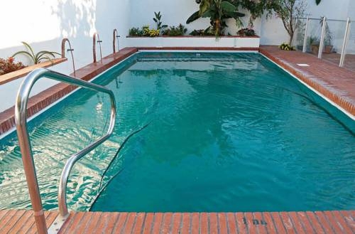 Imagen de la piscina del Hostal La Posada De Conil. Foto 15