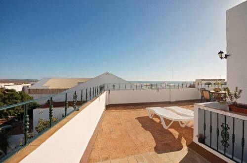 Imagen de los exteriores del Hostal La Posada De Conil. Foto 10