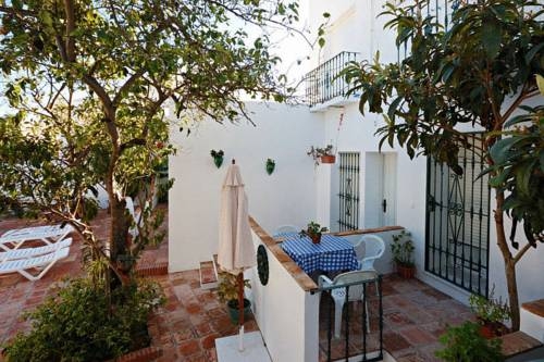 Imagen de los exteriores del Hostal La Posada De Conil. Foto 13