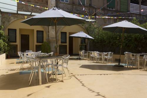 Imagen de los exteriores del Hostal La Terrassa. Foto 5