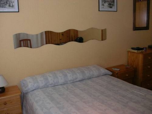 Imagen de la habitación del Hostal La Torre, Santander. Foto 4