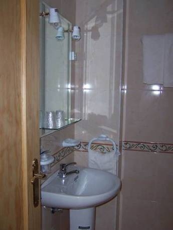 Imagen de la habitación del Hostal La Torre, Santander. Foto 6