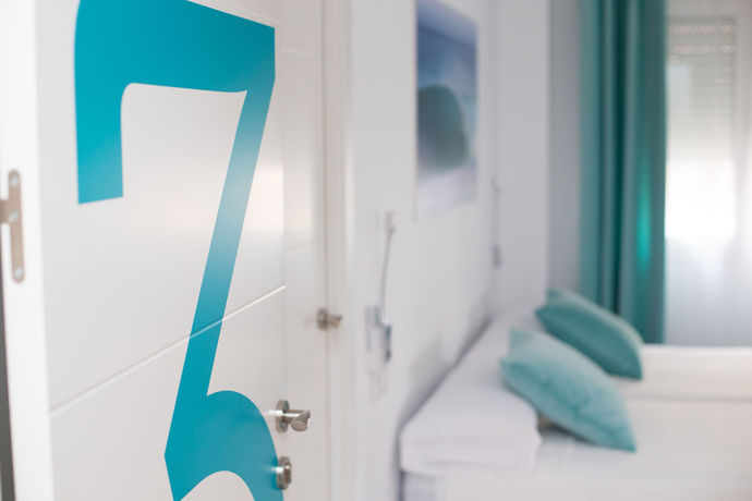Imagen de la habitación del Hostal L&acute;Boutique Tarifa. Foto 12