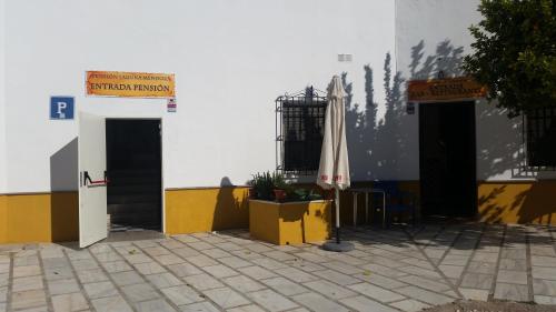 Imagen de los exteriores del Hostal Laguna Mendoza. Foto 6