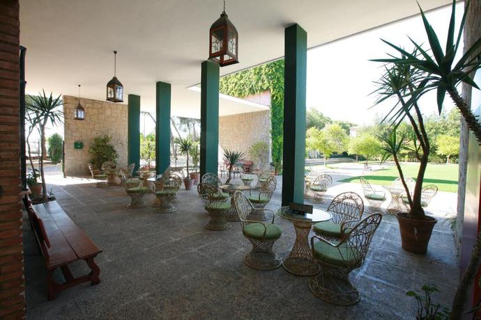 Imagen de los exteriores del Hostal Lantana Garden. Foto 8