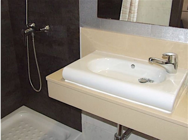 Imagen de la habitación del Hostal Larios. Foto 11