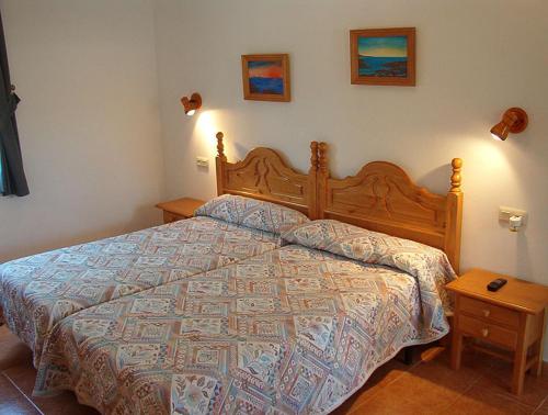 Imagen de la habitación del Hostal Las Acacias, Los Ca&ntilde;os de Meca. Foto 4