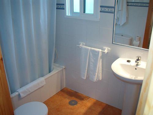 Imagen de la habitación del Hostal Las Acacias, Los Ca&ntilde;os de Meca. Foto 5