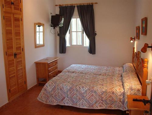 Imagen de la habitación del Hostal Las Acacias, Los Ca&ntilde;os de Meca. Foto 6