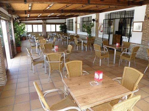 Imagen de los interiores del Hostal Las Acacias, Los Ca&ntilde;os de Meca. Foto 28