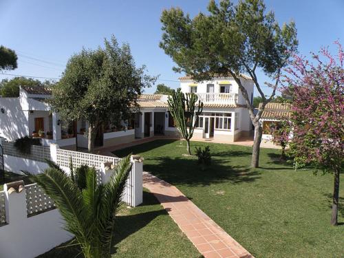 Imagen de los exteriores del Hostal Las Acacias, Los Ca&ntilde;os de Meca. Foto 19