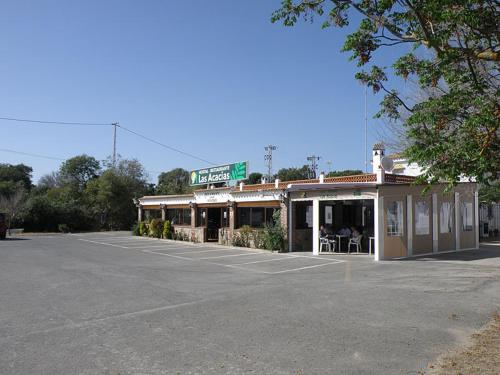 Imagen de los exteriores del Hostal Las Acacias, Los Ca&ntilde;os de Meca. Foto 21