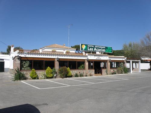 Imagen de los exteriores del Hostal Las Acacias, Los Ca&ntilde;os de Meca. Foto 23