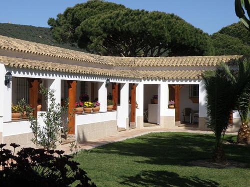 Imagen de los exteriores del Hostal Las Acacias, Los Ca&ntilde;os de Meca. Foto 26