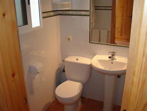 Imagen de la habitación del Hostal Las Acacias, Los Ca&ntilde;os de Meca. Foto 8