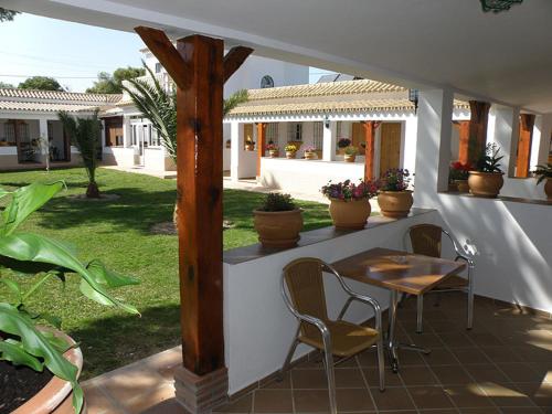 Imagen de los exteriores del Hostal Las Acacias, Los Ca&ntilde;os de Meca. Foto 27