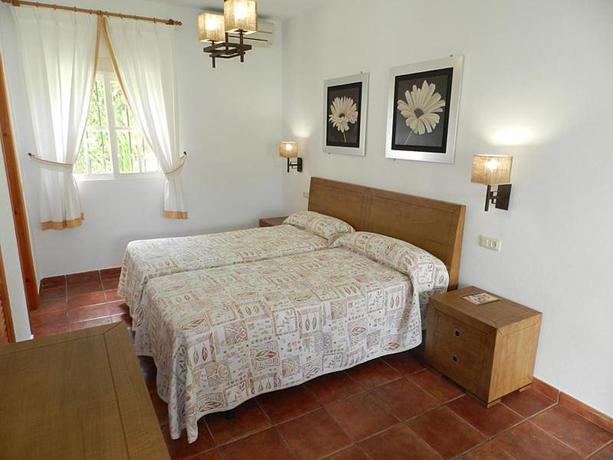 Imagen de la habitación del Hostal Las Acacias, Los Ca&ntilde;os de Meca. Foto 9