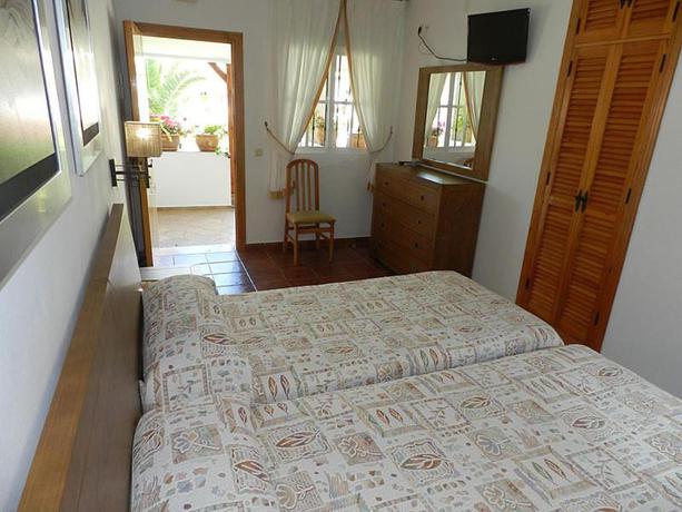 Imagen de la habitación del Hostal Las Acacias, Los Ca&ntilde;os de Meca. Foto 10