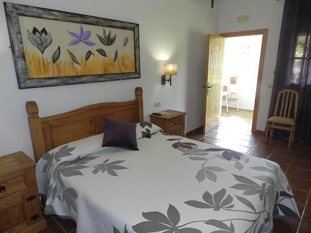 Imagen de la habitación del Hostal Las Acacias, Los Ca&ntilde;os de Meca. Foto 13